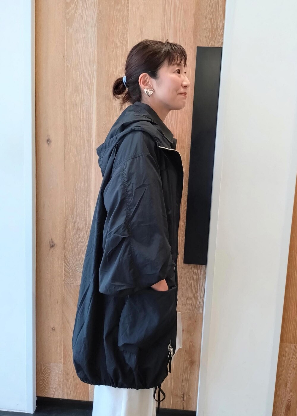 「24SS春の新作、UMBRO、アンブロ、AMOMENTO、アモーメント、ADAM ET ROPÉ、FEMME、サステナブル、骨格ウェーブ、ブルべ、きれいめカジュアル、カジュアル、大人カジュアル、モード、スポーティー」｜「UMBROの【UMBRO for ADAM ET ROPE'】Collared Sweat PO（スウェット、ブラック系）」を使った、enokiさん（レディース・157cm）の冬コーディネートの10枚目の写真