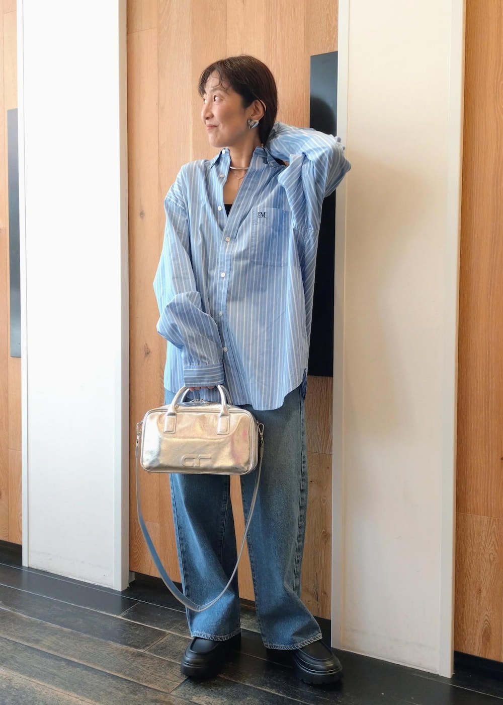 「初春コーデ、春コーデ、運動会コーデ、お出かけコーデ、旅行コーデ、女子会コーデ、大人カジュアル、パンツスタイル、体型カバー、ワントーンコーデ、カジュアルコーデ、ヘルシーコーデ、シンプルコーデ、別注アイテム、ADAM ET ROPÉ」|「ADAM ET ROPE'の【一部WEB限定カラー】・【再入荷】ロゴスクエアボストンバッグ(ショルダーバッグ、シルバー系)」を使った、enokiさん(レディース・157cm)の春コーディネートの3枚目の写真