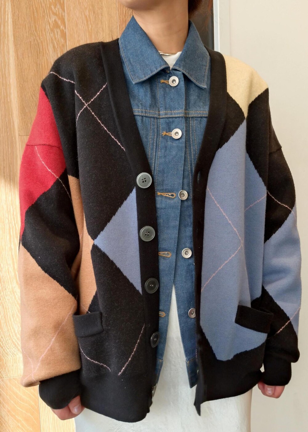 ベージュ系のトートバッグ、ブラック系のカーディガン/ボレロ、ホワイト系のスカートを着用したレディースの冬コーディネートの6枚目の写真