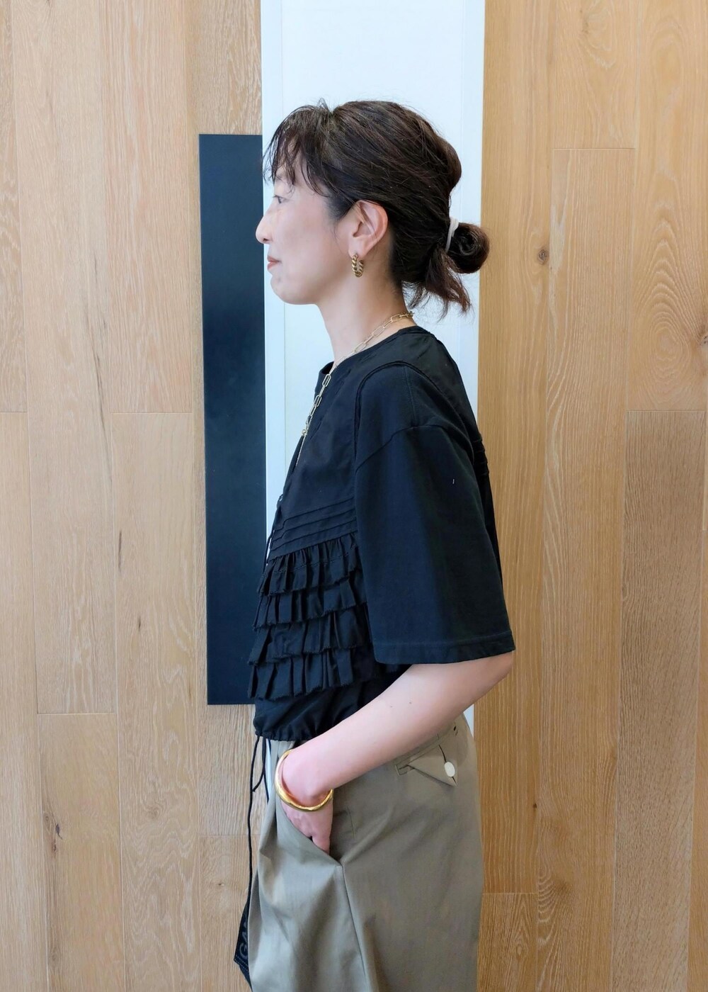 「24SS春の新作、GANNI、ガニー、TANGTANG、タンタン、ブーツサンダル、ADAM ET ROPÉ、FEMME、サステナブル、骨格ウェーブ、ブルべ、カジュアル、大人カジュアル、フェミニン、春」|「ADAM ET ROPE'のストレッチブーツサンダル(ブーツ、ブラック系)」を使った、enokiさん(レディース・157cm)の春コーディネートの5枚目の写真