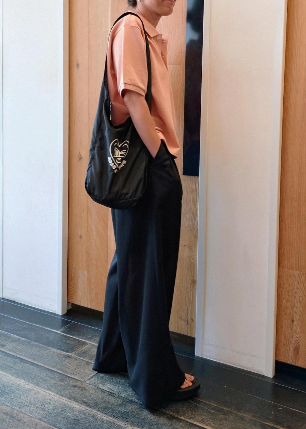 「夏コーデ、お仕事コーデ、授業参観日コーデ、運動会コーデ、デートコーデ、お出かけコーデ、旅行コーデ、アウトドアコーデ、フェスコーデ、女子会コーデ、大人カジュアル、パンツスタイル、カジュアルコーデ、別注アイテム、ADAM ET ROPÉ」｜「LACOSTEの【LACOSTE for ADAM ET ROPE'】別注Classic Polo（ポロシャツ、ピンク系）」を使った、enokiさん（レディース・157cm）の夏コーディネートの4枚目の写真