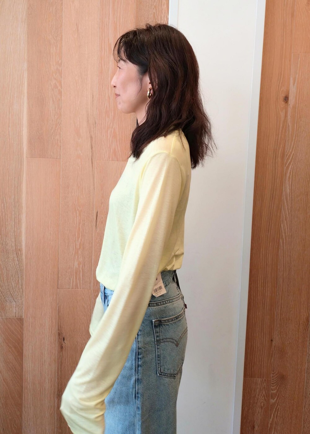 「24SS春の新作、AMOMENTO、アモーメント、BASERANGE、ベースレンジ、Levi's、リーバイス、クリア、クリアバッグ、長袖、カットソー、クルーネック、イエロー、シアー、ブルー」｜「ADAM ET ROPE'のストレッチブーツサンダル（ブーツ、ベージュ系）」を使った、enokiさん（レディース・157cm）の春コーディネートの5枚目の写真