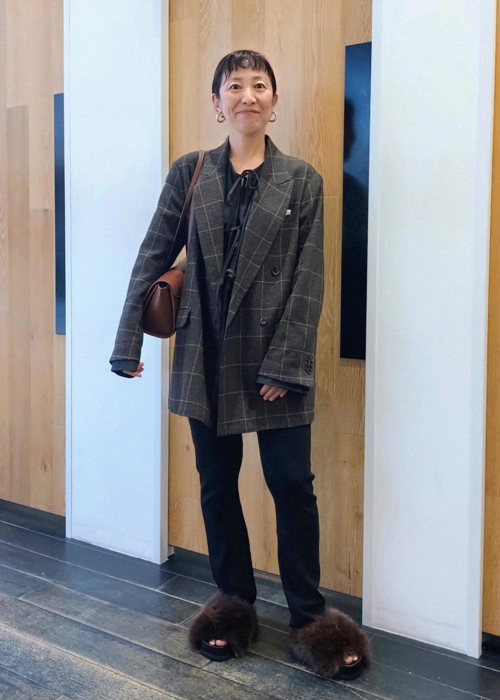 「初秋コーデ、秋コーデ、初冬コーデ、お仕事コーデ、デートコーデ、お出かけコーデ、女子会コーデ、大人カジュアル、セットアップ、パンツスタイル、体型カバー、カジュアルコーデ、ヘルシーコーデ、シンプルコーデ、きれいめコーデ」|「ADAM ET ROPE'のボリュームファーサンダル(サンダル、ブラウン系)」を使った、enokiさん(レディース・157cm)の秋コーディネートの2枚目の写真