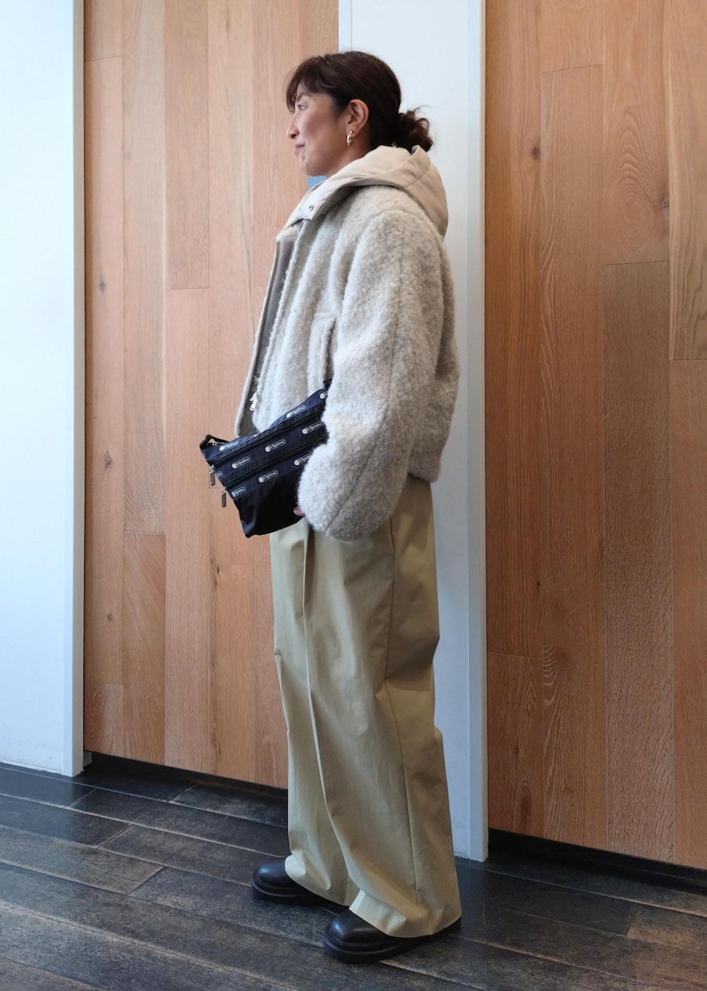 「初冬コーデ、冬コーデ、お出かけコーデ、旅行コーデ、女子会コーデ、大人カジュアル、セットアップ、パンツスタイル、体型カバー、カジュアルコーデ、シンプルコーデ、別注アイテム、ADAM ET ROPÉ、ウェーブ、ブルべ冬」|「MILLERの【Miller for ADAM ET ROPE'】別注ベロア CARDIGAN(カーディガン/ボレロ、グレー系)」を使った、enokiさん(レディース・157cm)の秋コーディネートの2枚目の写真