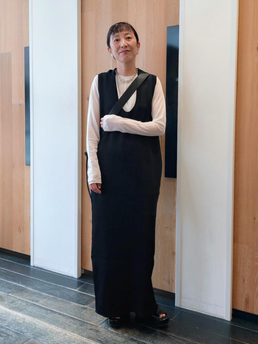 「PHEENY、フィーニー、夏コーデ、初秋コーデ、授業参観日コーデ、デートコーデ、お出かけコーデ、旅行コーデ、女子会コーデ、モード、大人カジュアル、レイヤード、体型カバー、モノトーンコーデ、カジュアルコーデ」｜「ADAM ET ROPE'のボリュームソールサンダル（サンダル、ブラック系）」を使った、enokiさん（レディース・157cm）の夏コーディネートの2枚目の写真