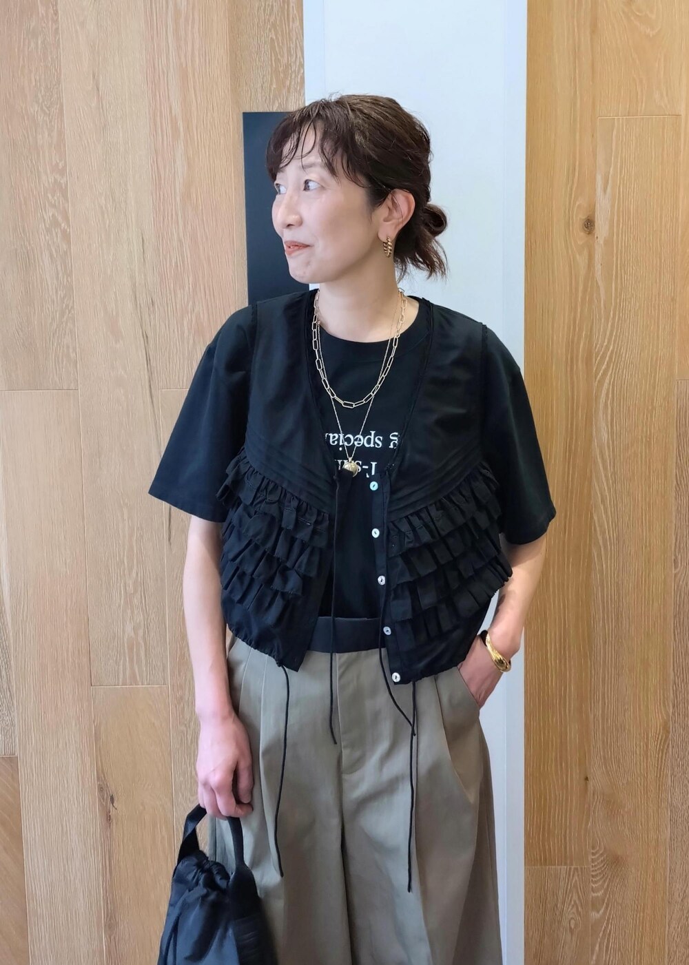 「24SS春の新作、GANNI、ガニー、TANGTANG、タンタン、ブーツサンダル、ADAM ET ROPÉ、FEMME、サステナブル、骨格ウェーブ、ブルべ、カジュアル、大人カジュアル、フェミニン、春」|「ADAM ET ROPE'のストレッチブーツサンダル(ブーツ、ブラック系)」を使った、enokiさん(レディース・157cm)の春コーディネートの4枚目の写真