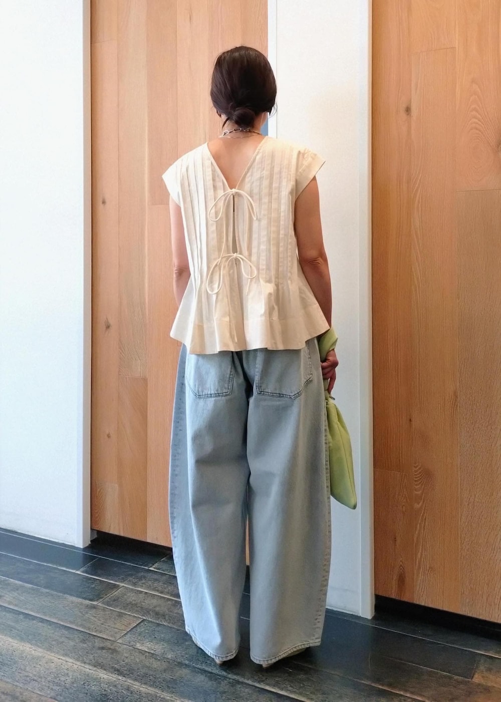 「夏コーデ、授業参観日コーデ、デートコーデ、お出かけコーデ、旅行コーデ、女子会コーデ、大人カジュアル、レイヤード、パンツスタイル、体型カバー、カジュアルコーデ、ヘルシーコーデ、シンプルコーデ、ADAM ET ROPÉ、ウェーブ」｜「ADAM ET ROPE'の【EMOELLE】チューブトップ（チューブトップ、ホワイト系）」を使った、enokiさん（レディース・157cm）の夏コーディネートの4枚目の写真