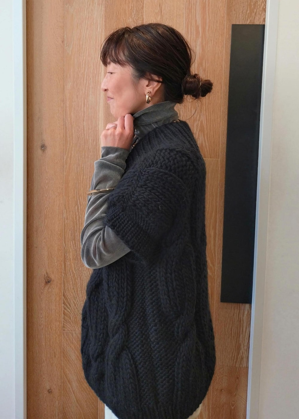 「コティカ、ガニー、ナイキ、秋コーデ、初冬コーデ、冬コーデ、お出かけコーデ、女子会コーデ、大人カジュアル、レイヤード、パンツスタイル、カジュアルコーデ、シンプルコーデ、ADAM ET ROPÉ、ウェーブ」|「GANNIの【GANNI for ADAM ET ROPE'】Recycled tech Mini Tote(トートバッグ、ベージュ系)」を使った、enokiさん(レディース・157cm)の秋コーディネートの8枚目の写真