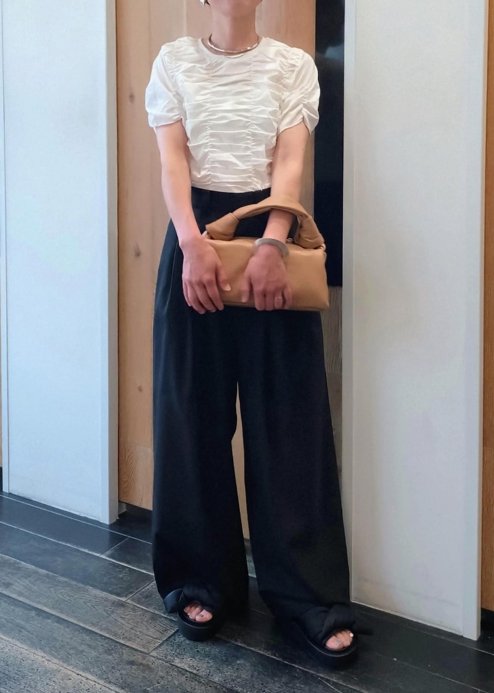 「初夏コーデ、夏コーデ、お仕事コーデ、授業参観日コーデ、デートコーデ、お出かけコーデ、女子会コーデ、大人カジュアル、セットアップ、パンツスタイル、モノトーンコーデ、フェミニンコーデ、シンプルコーデ、きれいめコーデ、ADAM ET ROPÉ」｜「ADAM ET ROPE'の【PFT】Fuka musubi Small バッグ（ハンドバッグ、ベージュ系）」を使った、enokiさん（レディース・157cm）の夏コーディネートの2枚目の写真