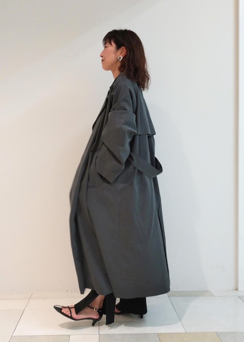「24SS春の新作、ニットパンツ、SAINT JAMES、セントジェームス、AMOMENTO、アモーメント、ADAM ET ROPÉ、FEMME、サステナブル、骨格ウェーブ、ブルべ、きれいめカジュアル、大人カジュアル、春、春コーデ」｜「ADAM ET ROPE'の【サステナブル】ナロークロスストラップサンダル（サンダル、ブラック系）」を使った、enokiさん（レディース・157cm）の春コーディネートの2枚目の写真