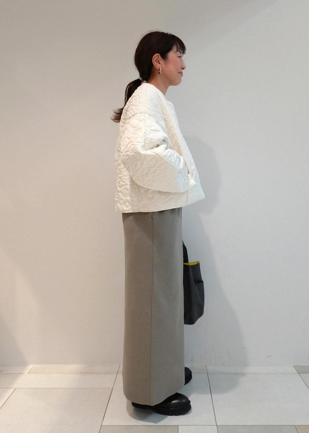 「初春コーデ、春コーデ、授業参観日コーデ、お出かけコーデ、旅行コーデ、女子会コーデ、大人カジュアル、レイヤード、パンツスタイル、体型カバー、カジュアルコーデ、フェミニンコーデ、別注アイテム、ADAM ET ROPÉ、ウェーブ」｜「ADAM ET ROPE'の【サステナブル】Iラインデニム（デニムパンツ、ブルー系）」を使った、enokiさん（レディース・157cm）の冬コーディネートの5枚目の写真