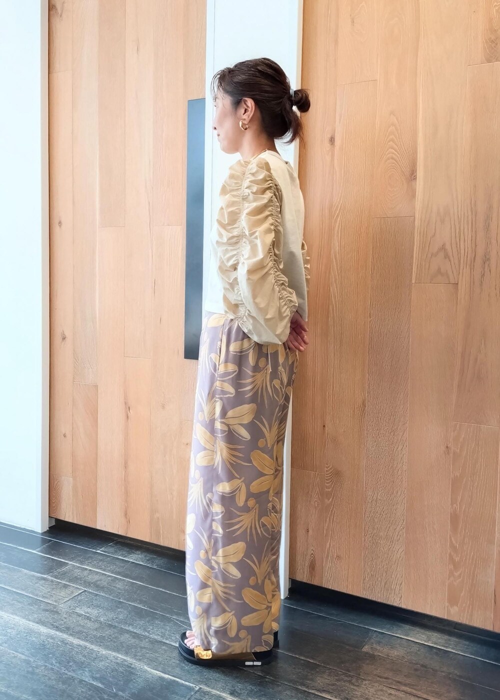 「GANNI、ガニー、24SS春の新作、チョーカー、PHEENY、フィーニー、ADAM ET ROPÉ、FEMME、骨格ウェーブ、ブルべ、きれいめカジュアル、大人カジュアル、フェミニン、春、夏」｜「ADAM ET ROPE'のメタルカーブチョーカー（チョーカー、ゴールド系）」を使った、enokiさん（レディース・157cm）の春コーディネートの3枚目の写真
