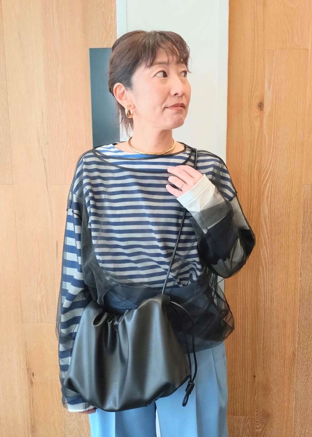 「24SS春の新作、G.F.G.S.、ボーダー、ウエスト調整可能、巾着、ADAM ET ROPÉ、FEMME、SDGs、サステナブル、骨格ウェーブ、ブルべ、きれいめカジュアル、カジュアル、大人カジュアル、フェミニン」|「ADAM ET ROPE'の【逸品・サステナブル】チュールプルオーバー(Tシャツ/カットソー、ブラック系)」を使った、enokiさん(レディース・157cm)の冬コーディネートの5枚目の写真