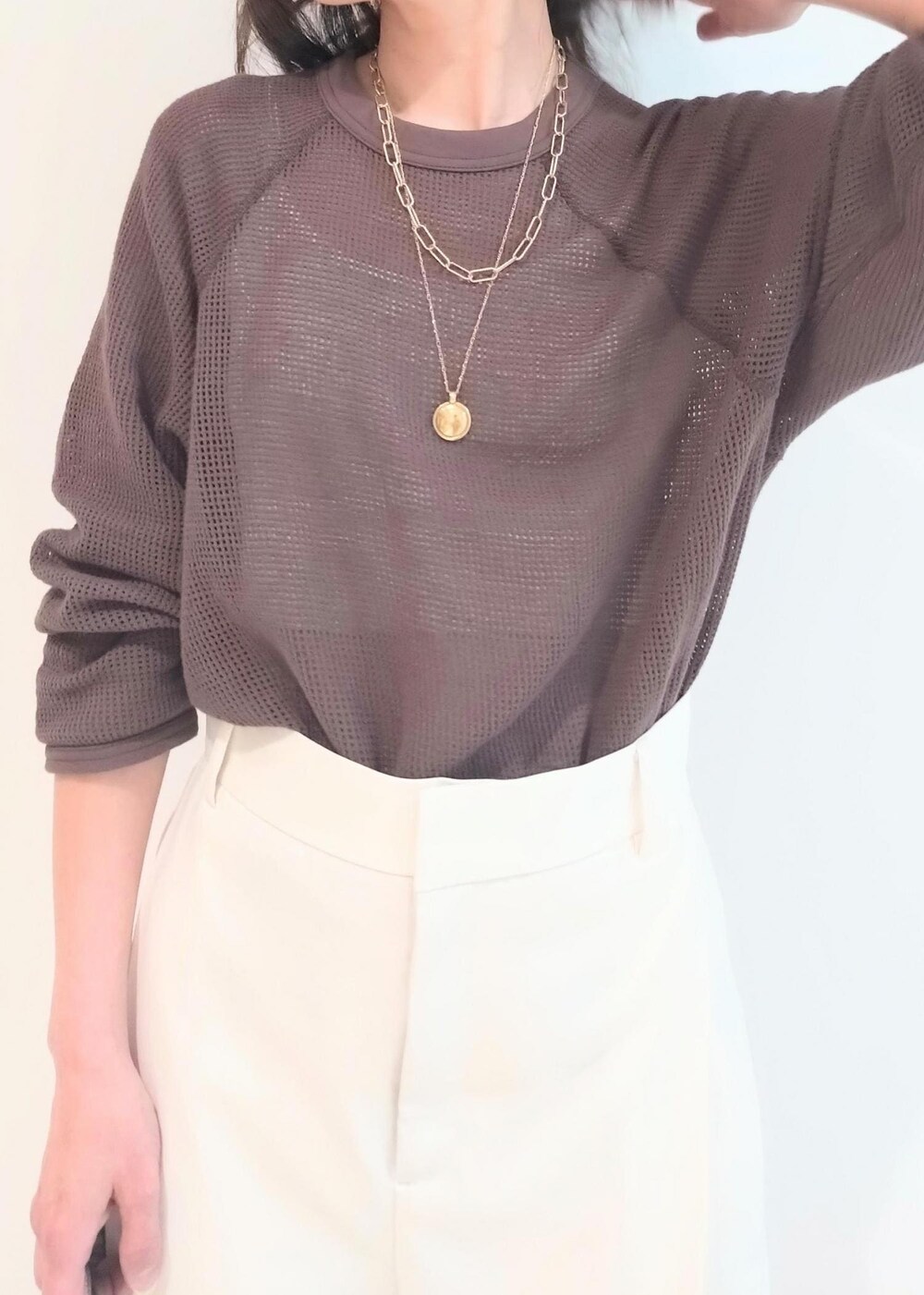 「メッシュ、24SS春の新作、PHEENY、フィーニー、巾着、ブーツサンダル、ADAM ET ROPÉ、FEMME、サステナブル、骨格ウェーブ、ブルべ、カジュアル、大人カジュアル、レイヤード、春」｜「ADAM ET ROPE'の【環境配慮】ビンテージサテンサイドタックパンツ（その他パンツ、ホワイト系）」を使った、enokiさん（レディース・157cm）の春コーディネートの5枚目の写真