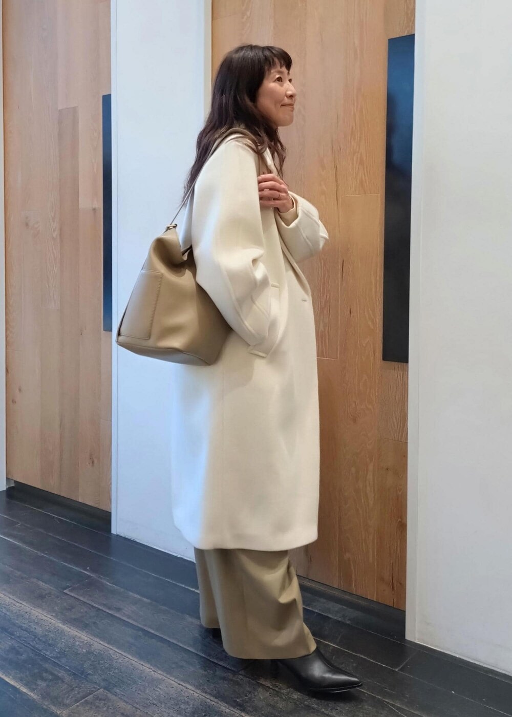 「初冬コーデ、冬コーデ、お仕事コーデ、お出かけコーデ、女子会コーデ、レイヤード、パンツスタイル、シンプルコーデ、きれいめコーデ、ADAM ET ROPÉ、ウェーブ、ブルべ冬、乾燥、トップス、Tシャツ/カットソー」|「ADAM ET ROPE'のポインテッドストレッチブーツ(ブーツ、ブラック系)」を使った、enokiさん(レディース・157cm)の冬コーディネートの3枚目の写真