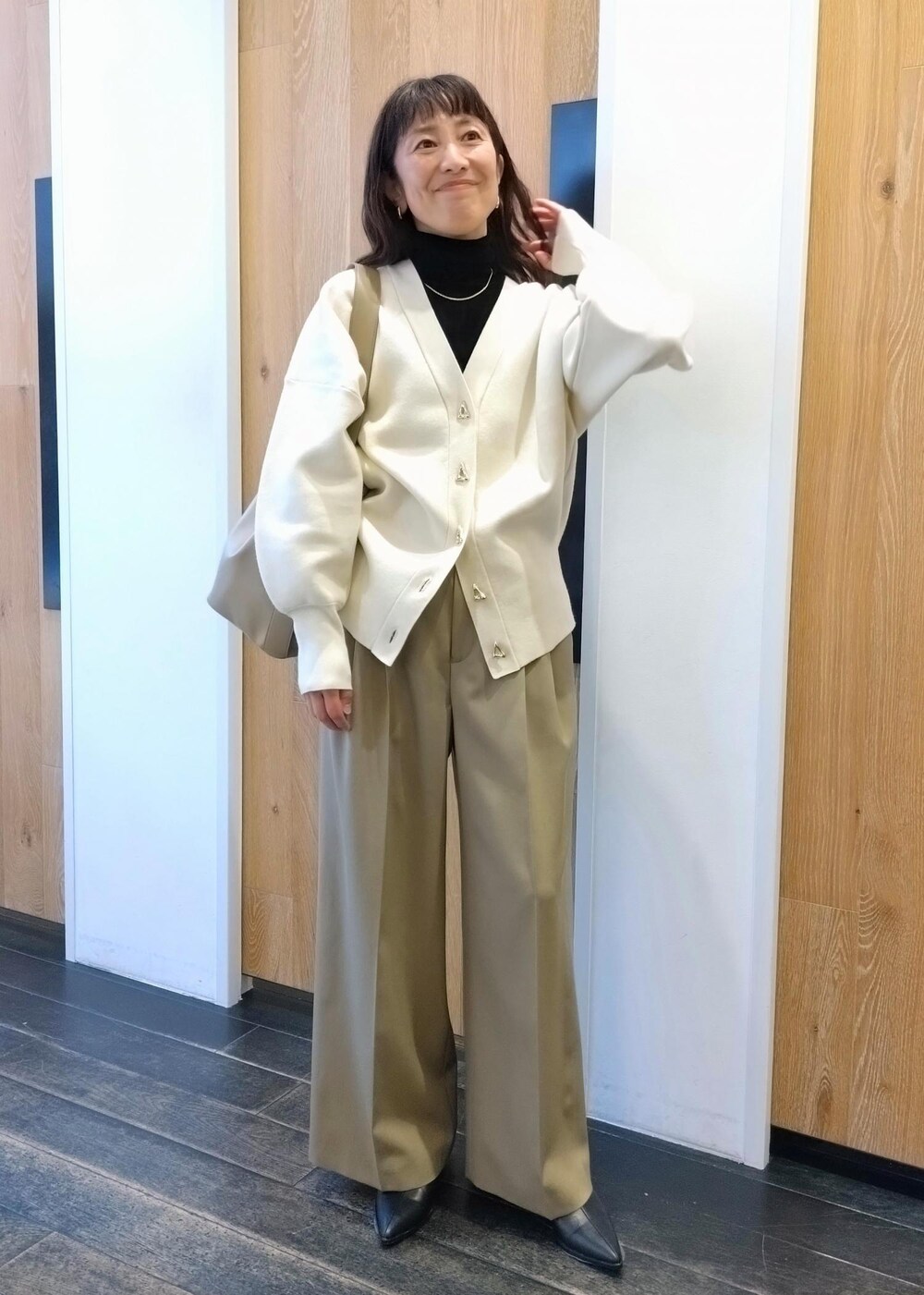 「初冬コーデ、冬コーデ、お仕事コーデ、お出かけコーデ、女子会コーデ、レイヤード、パンツスタイル、シンプルコーデ、きれいめコーデ、ADAM ET ROPÉ、ウェーブ、ブルべ冬、乾燥、トップス、Tシャツ/カットソー」|「ADAM ET ROPE'のポインテッドストレッチブーツ(ブーツ、ブラック系)」を使った、enokiさん(レディース・157cm)の冬コーディネートの4枚目の写真
