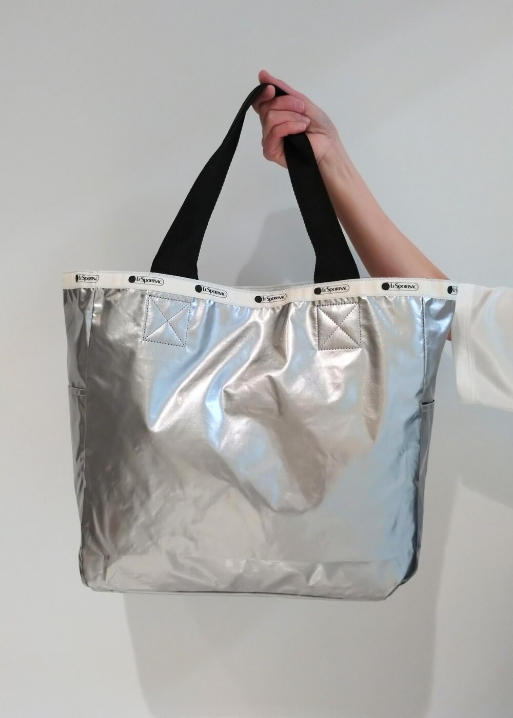 「24SS夏の新作、LeSportsac、レスポートサック、PHEENY、フィーニー、トートバッグ、プルオーバー、Tシャツ、カットソー、半袖、クルーネック、オールインワン、サロペット、オーバーオール、サンダル」｜「ADAM ET ROPE'のナローフラットサンダル（サンダル、グリーン系）」を使った、enokiさん（レディース・157cm）の春コーディネートの9枚目の写真