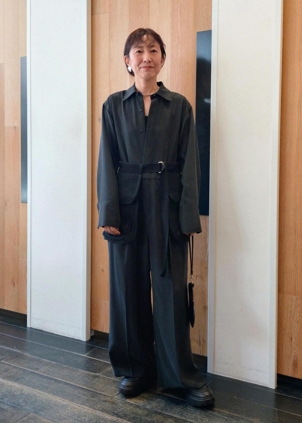 「初春コーデ、春コーデ、セレモニーコーデ、卒業式コーデ、卒園式コーデ、デートコーデ、お出かけコーデ、女子会コーデ、モード、大人カジュアル、体型カバー、ワントーンコーデ、カジュアルコーデ、シンプルコーデ、別注アイテム」｜「ADAM ET ROPE'の【HUNTER for ADAM ET ROPE'】別注  LOAFER MULE（ローファー、ブラック系）」を使った、enokiさん（レディース・157cm）の春コーディネートの2枚目の写真