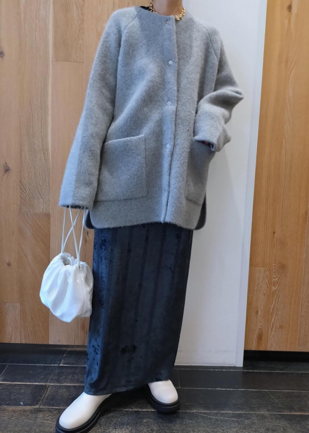 「ミラー、秋コーデ、初冬コーデ、お出かけコーデ、旅行コーデ、女子会コーデ、大人カジュアル、セットアップ、スカートスタイル、体型カバー、カジュアルコーデ、別注アイテム、ADAM ET ROPÉ、ウェーブ、ブルべ冬」|「ADAM ET ROPE'のシータチェーンネックレス(ネックレス、ゴールド系)」を使った、enokiさん(レディース・157cm)の秋コーディネートの7枚目の写真