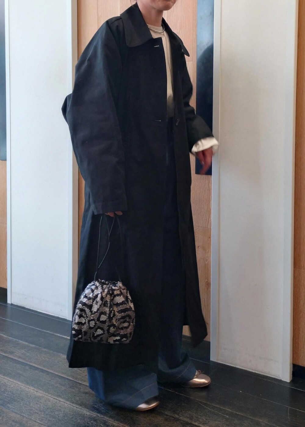 「おすすめトップス、初春コーデ、冬コーデ、お出かけコーデ、旅行コーデ、女子会コーデ、大人カジュアル、パンツスタイル、カジュアルコーデ、シンプルコーデ、ベーシック、別注アイテム、ADAM ET ROPÉ、ウェーブ、ブルべ冬」|「ADAM ET ROPE'のバックブラウジングステンカラーコート(ステンカラーコート、ブラック系)」を使った、enokiさん(レディース・157cm)の春コーディネートの4枚目の写真