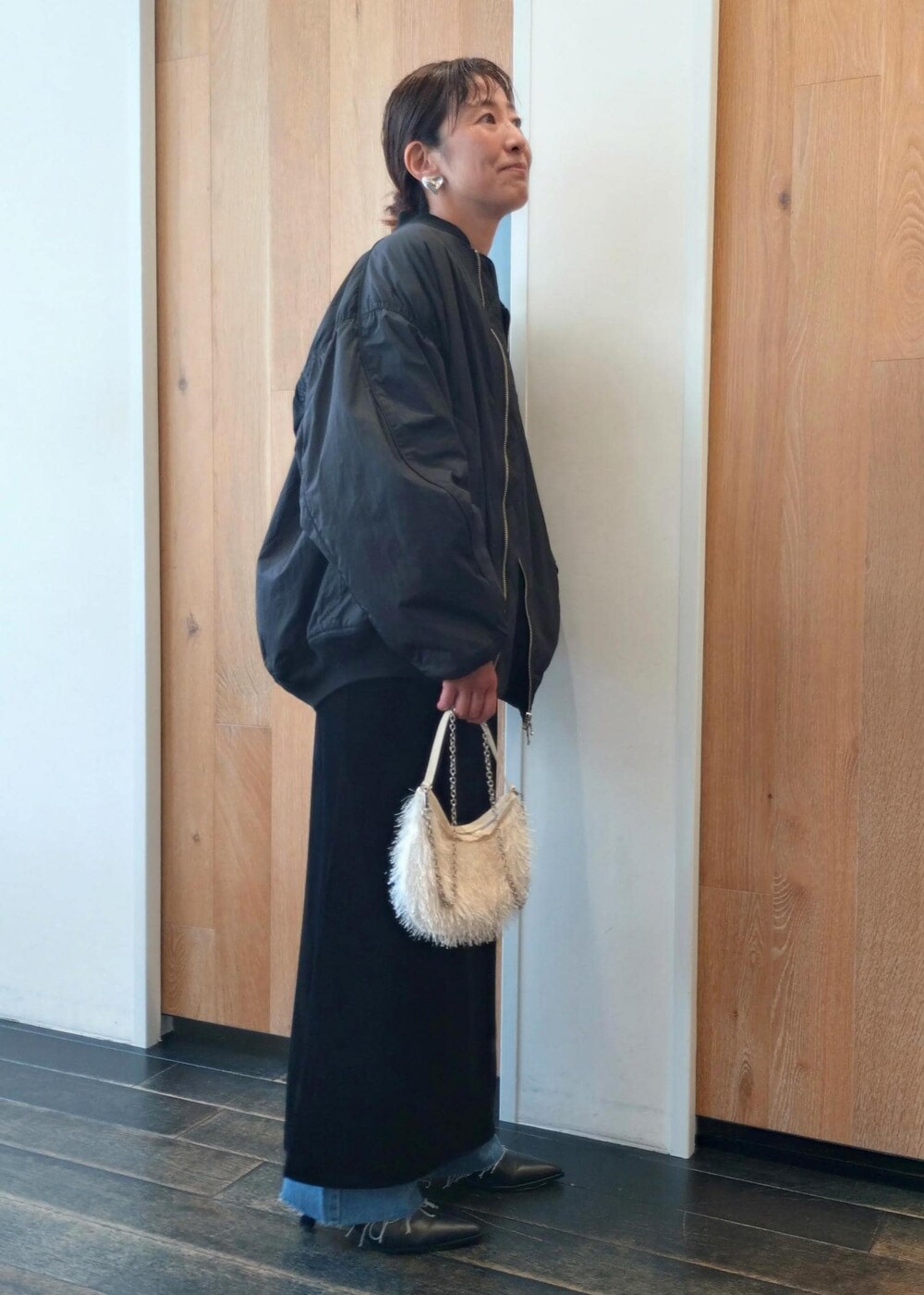 「秋コーデ、初冬コーデ、お出かけコーデ、旅行コーデ、女子会コーデ、大人カジュアル、パンツスタイル、体型カバー、別注アイテム、ADAM ET ROPÉ、ウェーブ、ブルべ冬、乾燥、低身長、ジャケット/アウター」|「ADAM ET ROPE'のライトMA-1(MA-1、ブラック系)」を使った、enokiさん(レディース・157cm)の秋コーディネートの4枚目の写真