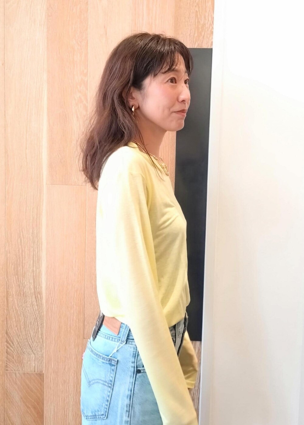 「24SS春の新作、AMOMENTO、アモーメント、BASERANGE、ベースレンジ、Levi's、リーバイス、クリア、クリアバッグ、長袖、カットソー、クルーネック、イエロー、シアー、ブルー」｜「ADAM ET ROPE'のストレッチブーツサンダル（ブーツ、ベージュ系）」を使った、enokiさん（レディース・157cm）の春コーディネートの7枚目の写真