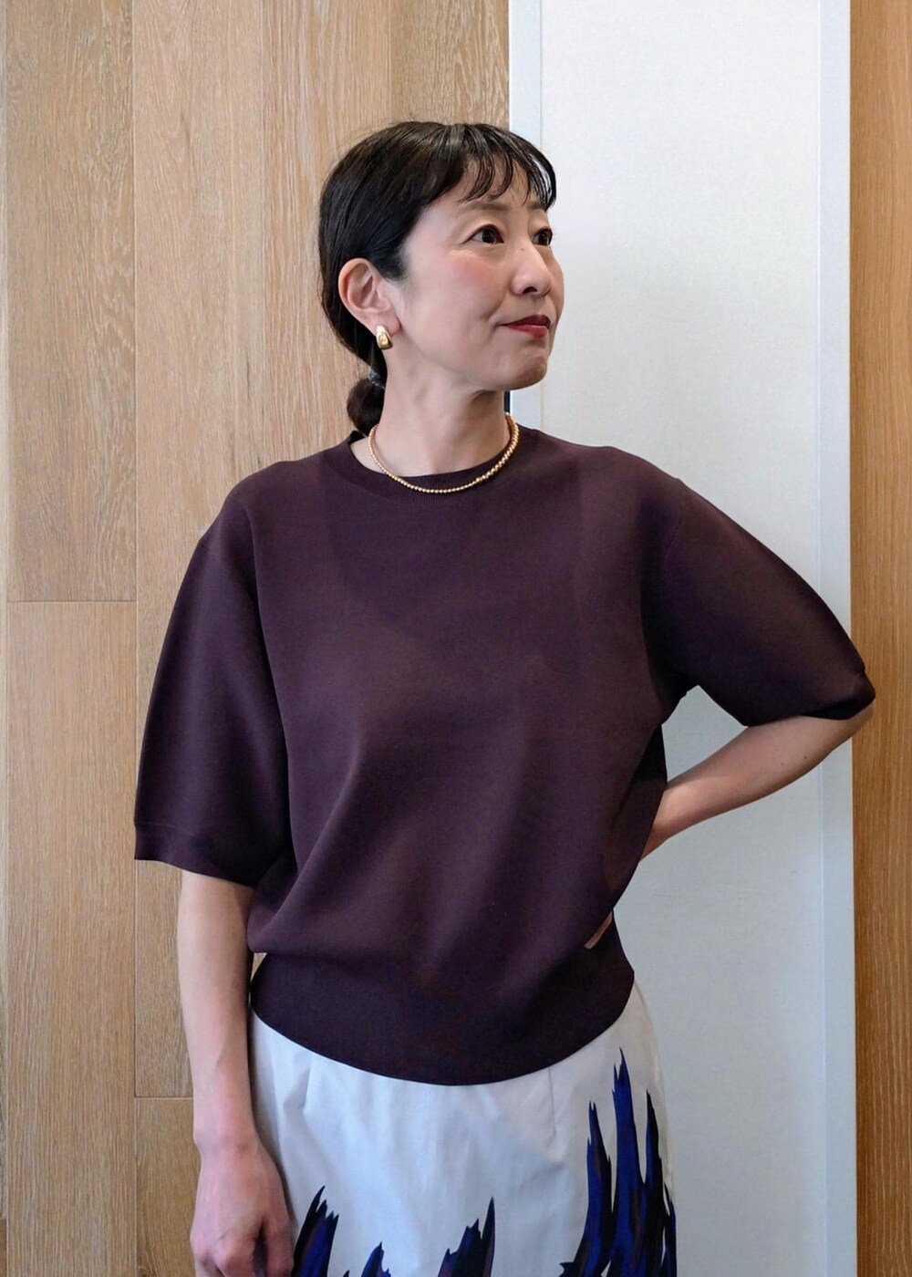 「春コーデ、初夏コーデ、夏コーデ、デートコーデ、お出かけコーデ、旅行コーデ、フェスコーデ、大人カジュアル、スカートスタイル、シンプルコーデ、ADAM ET ROPÉ、ウェーブ、ブルべ冬、乾燥、トップス」｜「ADAM ET ROPE'のLES BIJOUX カーブドロップイヤリング（イヤリング、ゴールド系）」を使った、enokiさん（レディース・157cm）の春コーディネートの6枚目の写真