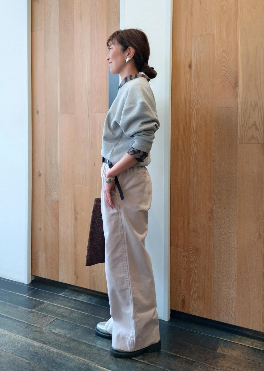 「グラミチ、初春コーデ、春コーデ、授業参観日コーデ、お出かけコーデ、旅行コーデ、アウトドアコーデ、女子会コーデ、パンツスタイル、体型カバー、カジュアルコーデ、別注アイテム、ADAM ET ROPÉ、ウェーブ、ブルべ冬」｜「ADAM ET ROPE'の【サステナブル】ショルダーフォルムスウェット（スウェット、グレー系）」を使った、enokiさん（レディース・157cm）の冬コーディネートの2枚目の写真