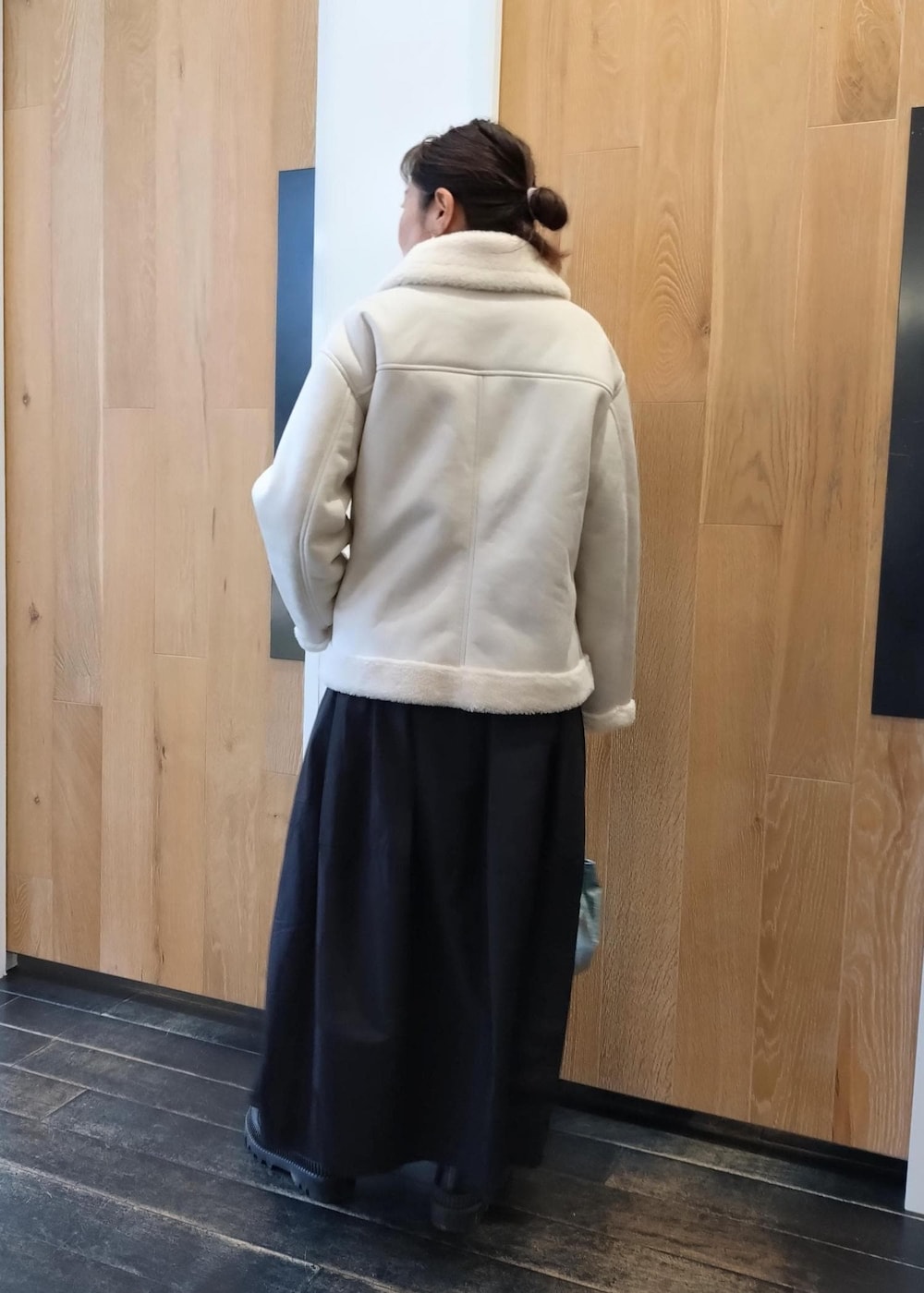 「SNaPMeAward23w、フェイクムートン、ジャケット、ADAM ET ROPÉ、FEMME、サステナブル、骨格ウェーブ、ブルべ、カジュアル、大人カジュアル、フェミニン、モード、冬、冬コーデ、冬ファッション」｜「ADAM ET ROPE'のフェイクムートンジャケット（ムートンコート、ホワイト系）」を使った、enokiさん（レディース・157cm）の冬コーディネートの4枚目の写真