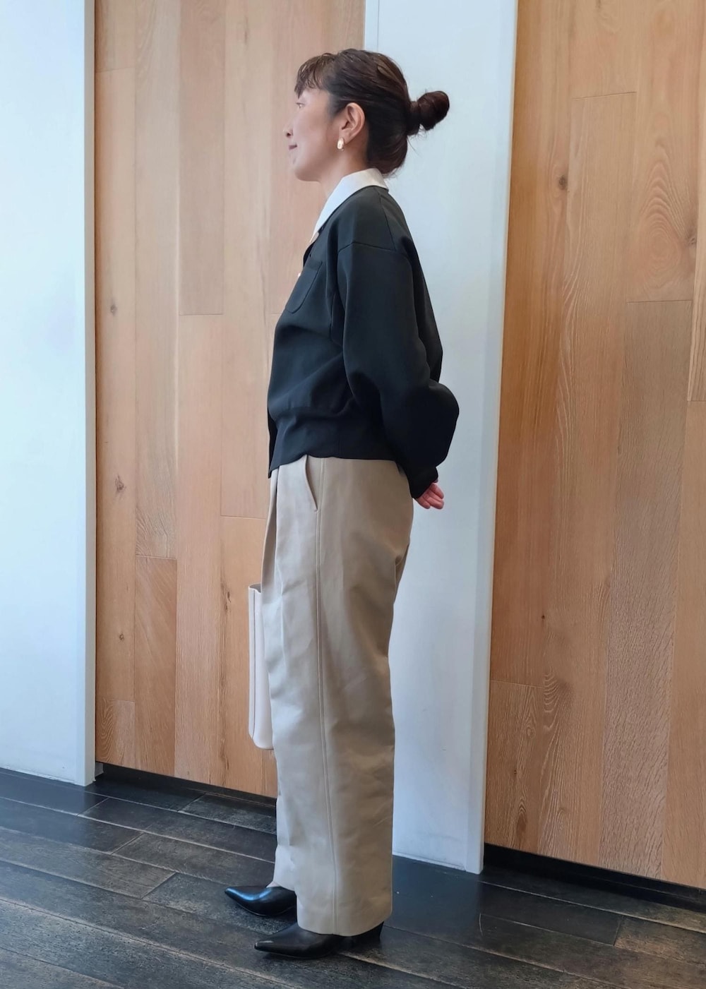 「Wcardigan_pickup、おすすめトップス、初春コーデ、春コーデ、お仕事コーデ、授業参観日コーデ、お出かけコーデ、女子会コーデ、パンツスタイル、体型カバー、シンプルコーデ、きれいめコーデ、ベーシック、ADAM ET ROPÉ、ウェーブ」|「ADAM ET ROPE'の【A4・PC対応・一部WEB限定カラー】ダブルポケットトートバッグ(トートバッグ、ベージュ系)」を使った、enokiさん(レディース・157cm)の冬コーディネートの5枚目の写真