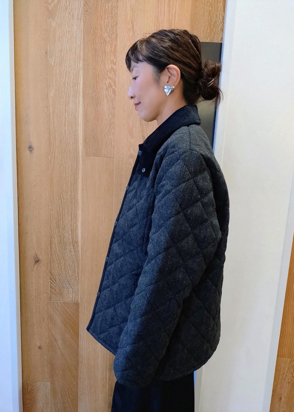 ブラック系のスニーカー、ベージュ系のショルダーバッグ、ブラック系のスラックスを着用したレディースの秋コーディネートの6枚目の写真