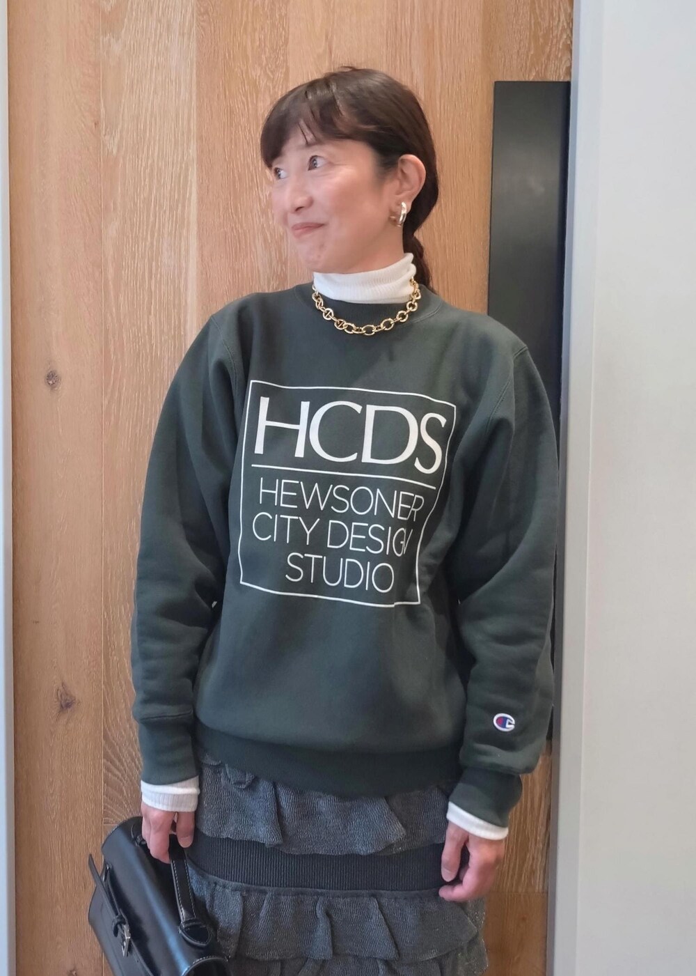 「Champion、チャンピオン、秋コーデ、初冬コーデ、デートコーデ、お出かけコーデ、女子会コーデ、大人カジュアル、スカートスタイル、体型カバー、カジュアルコーデ、ヘルシーコーデ、フェミニンコーデ、シンプルコーデ、ADAM ET ROPÉ」|「ADAM ET ROPE'のポインテッドストレッチブーツ(ブーツ、ブラック系)」を使った、enokiさん(レディース・157cm)の秋コーディネートの5枚目の写真