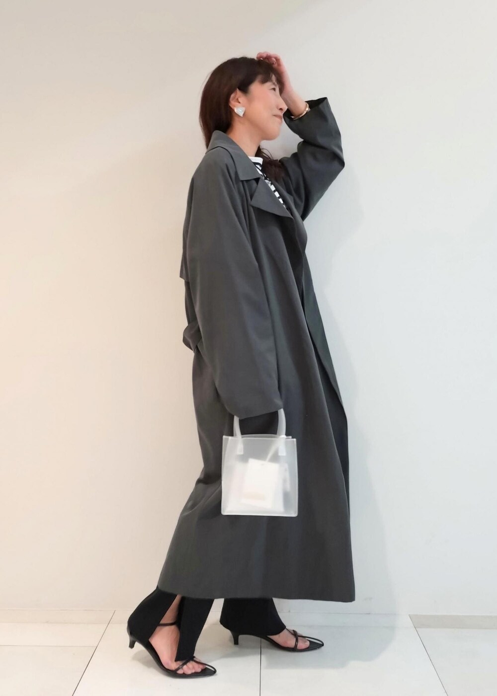 「24SS春の新作、ニットパンツ、SAINT JAMES、セントジェームス、AMOMENTO、アモーメント、ADAM ET ROPÉ、FEMME、サステナブル、骨格ウェーブ、ブルべ、きれいめカジュアル、大人カジュアル、春、春コーデ」｜「ADAM ET ROPE'の【サステナブル】ナロークロスストラップサンダル（サンダル、ブラック系）」を使った、enokiさん（レディース・157cm）の春コーディネートの4枚目の写真