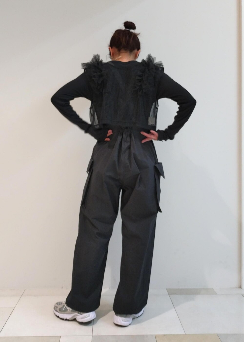 「black、PHEENY、フィーニー、NB、ニューバランス、チョーカー、ブラック、長袖、クルーネック、シアー、ADAM ET ROPÉ、FEMME、SDGs、サステナブル、骨格ウェーブ」｜「ADAM ET ROPE'のメタルカーブチョーカー（チョーカー、シルバー系）」を使った、enokiさん（レディース・157cm）の春コーディネートの3枚目の写真