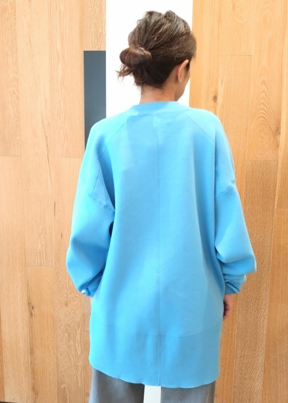 ブラック系のベスト、ブラック系のサンダル、ブラック系のキャミソールを着用したレディースの冬コーディネートの6枚目の写真