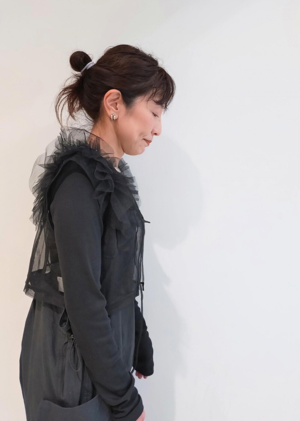 「black、PHEENY、フィーニー、NB、ニューバランス、チョーカー、ブラック、長袖、クルーネック、シアー、ADAM ET ROPÉ、FEMME、SDGs、サステナブル、骨格ウェーブ」｜「ADAM ET ROPE'のメタルカーブチョーカー（チョーカー、シルバー系）」を使った、enokiさん（レディース・157cm）の春コーディネートの7枚目の写真