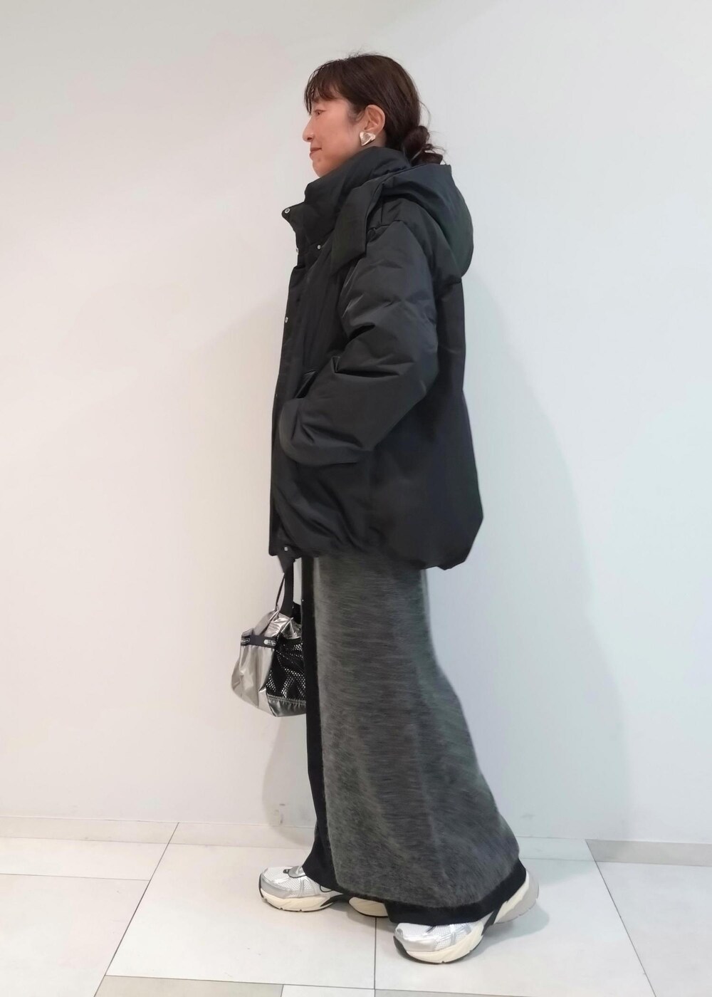 「ナイキ、初冬コーデ、冬コーデ、お出かけコーデ、お正月・初詣コーデ、女子会コーデ、大人カジュアル、レイヤード、パンツスタイル、ワントーンコーデ、カジュアルコーデ、別注アイテム、ADAM ET ROPÉ、ウェーブ、ブルべ冬」|「NIKEの【NIKE(ナイキ)】V2K RUN(スニーカー、ホワイト系)」を使った、enokiさん(レディース・157cm)の秋コーディネートの2枚目の写真