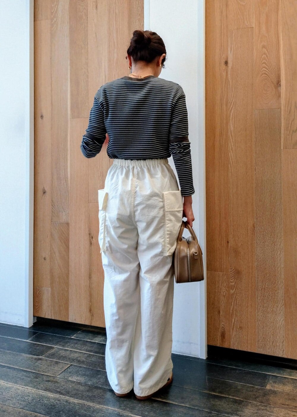 「初春コーデ、春コーデ、運動会コーデ、お出かけコーデ、旅行コーデ、アウトドアコーデ、女子会コーデ、スポーツミックス、大人カジュアル、パンツスタイル、体型カバー、カジュアルコーデ、シンプルコーデ、ADAM ET ROPÉ、ウェーブ」｜「ADAM ET ROPE'のLES BIJOUX カーブドロップイヤリング（イヤリング、ゴールド系）」を使った、enokiさん（レディース・157cm）の春コーディネートの4枚目の写真
