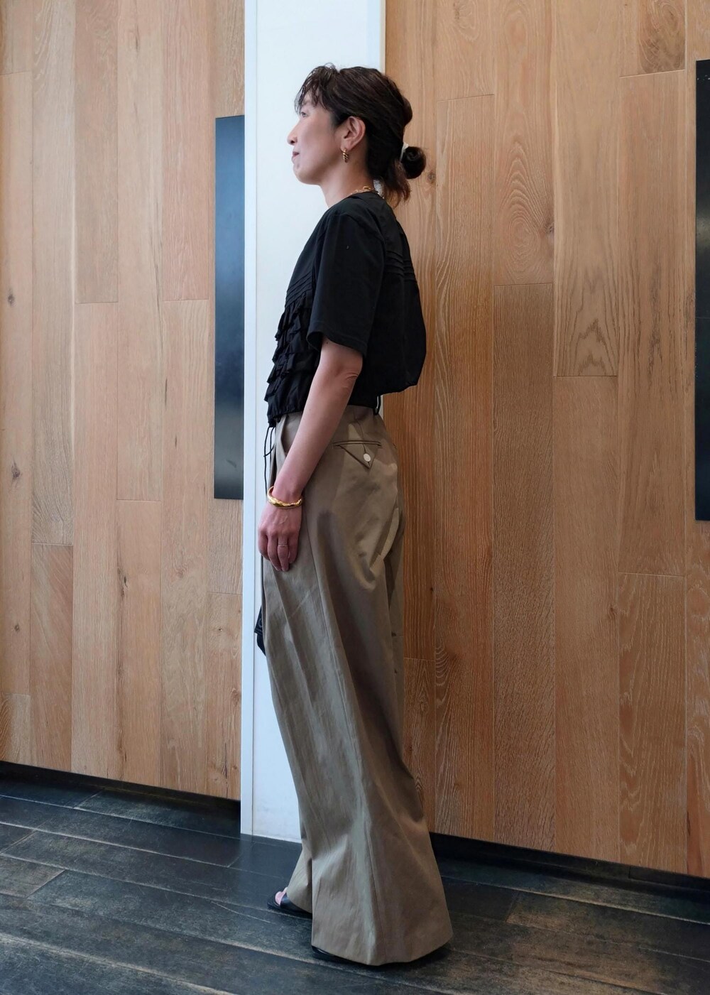 「24SS春の新作、GANNI、ガニー、TANGTANG、タンタン、ブーツサンダル、ADAM ET ROPÉ、FEMME、サステナブル、骨格ウェーブ、ブルべ、カジュアル、大人カジュアル、フェミニン、春」|「ADAM ET ROPE'のストレッチブーツサンダル(ブーツ、ブラック系)」を使った、enokiさん(レディース・157cm)の春コーディネートの2枚目の写真