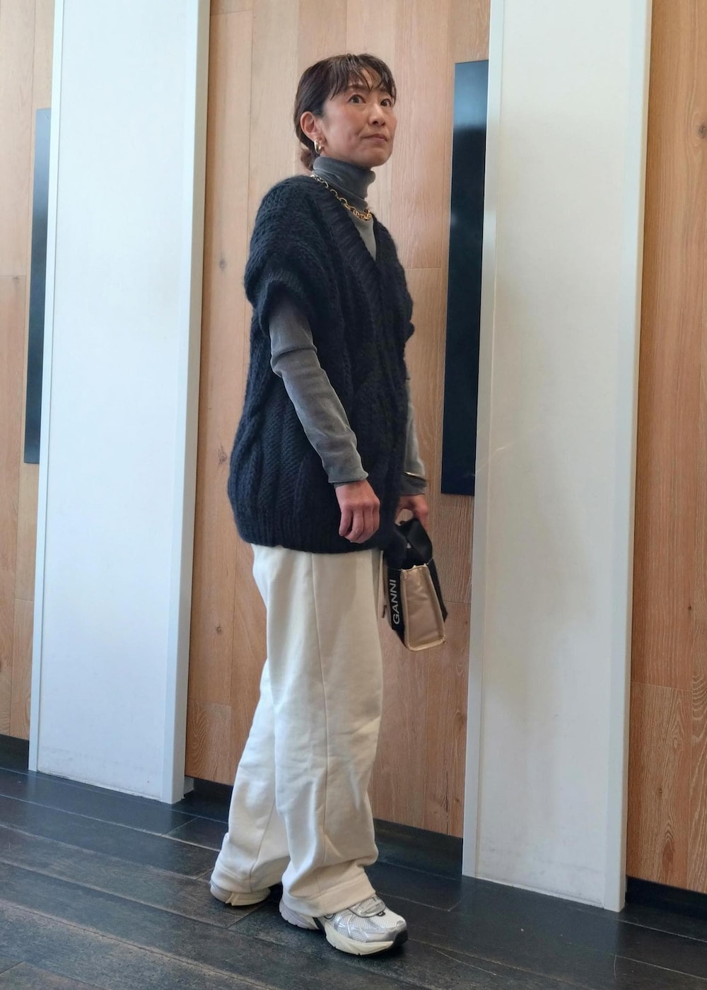 「コティカ、ガニー、ナイキ、秋コーデ、初冬コーデ、冬コーデ、お出かけコーデ、女子会コーデ、大人カジュアル、レイヤード、パンツスタイル、カジュアルコーデ、シンプルコーデ、ADAM ET ROPÉ、ウェーブ」|「GANNIの【GANNI for ADAM ET ROPE'】Recycled tech Mini Tote(トートバッグ、ベージュ系)」を使った、enokiさん(レディース・157cm)の秋コーディネートの5枚目の写真