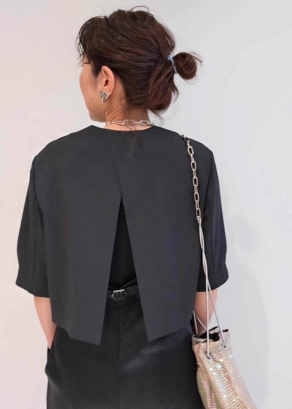 「24SS春の新作、BIGOTRE、ビゴター、LACOSTE、ラコステ、ADAM ET ROPÉ、FEMME、骨格ウェーブ、ブルべ、きれいめカジュアル、大人カジュアル、セレモニー、オケージョン、仕事着、通勤」｜「LACOSTEの【LACOSTE(ラコステ)】L003 NEO 124 3 SFA（スニーカー、シルバー系）」を使った、enokiさん（レディース・157cm）の春コーディネートの7枚目の写真