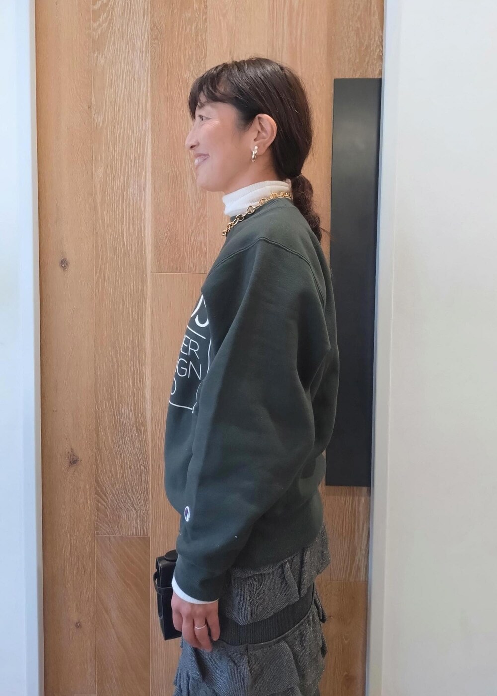 「Champion、チャンピオン、秋コーデ、初冬コーデ、デートコーデ、お出かけコーデ、女子会コーデ、大人カジュアル、スカートスタイル、体型カバー、カジュアルコーデ、ヘルシーコーデ、フェミニンコーデ、シンプルコーデ、ADAM ET ROPÉ」|「ADAM ET ROPE'のポインテッドストレッチブーツ(ブーツ、ブラック系)」を使った、enokiさん(レディース・157cm)の秋コーディネートの6枚目の写真