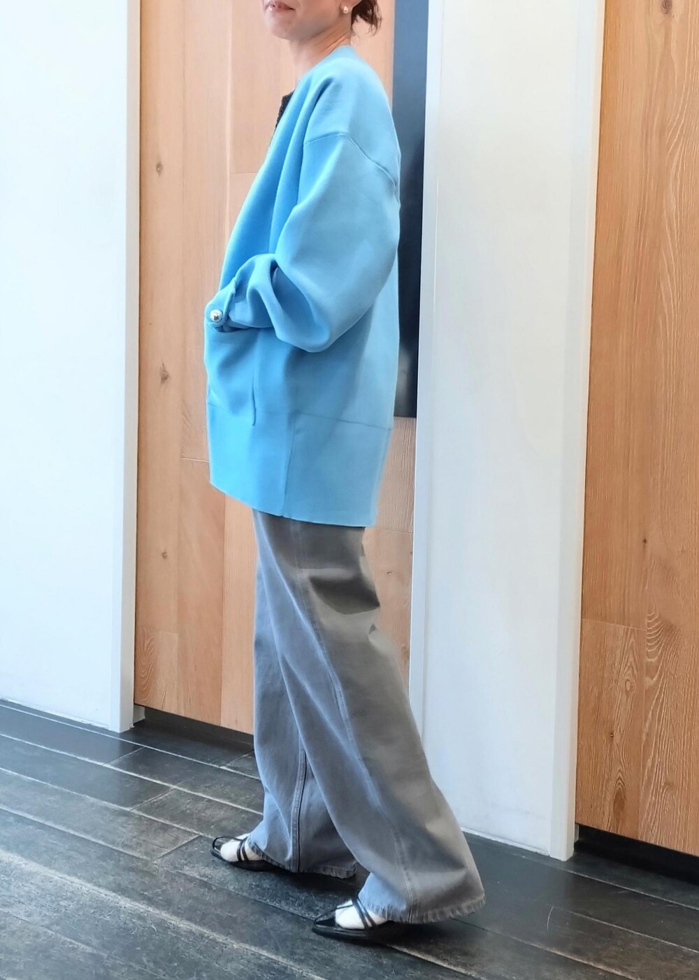 ブラック系のベスト、ブラック系のサンダル、ブラック系のキャミソールを着用したレディースの冬コーディネートの3枚目の写真