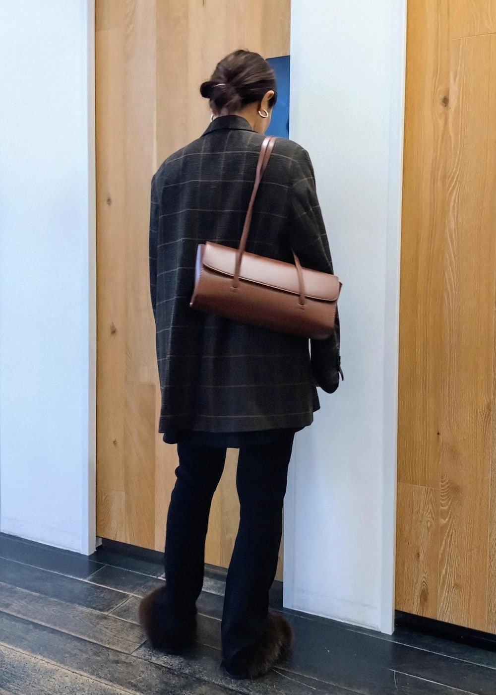 「初秋コーデ、秋コーデ、初冬コーデ、お仕事コーデ、デートコーデ、お出かけコーデ、女子会コーデ、大人カジュアル、セットアップ、パンツスタイル、体型カバー、カジュアルコーデ、ヘルシーコーデ、シンプルコーデ、きれいめコーデ」|「ADAM ET ROPE'のボリュームファーサンダル(サンダル、ブラウン系)」を使った、enokiさん(レディース・157cm)の秋コーディネートの4枚目の写真