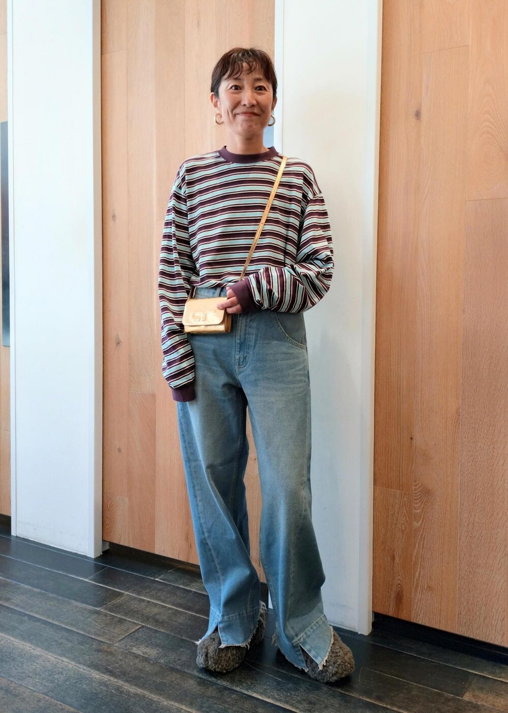 「JACSON MATISSE、ジャクソンマティス、初秋コーデ、秋コーデ、大人カジュアル、カジュアルコーデ、別注アイテム、POP UP、ADAM ET ROPÉ、ウェーブ、ブルべ冬、乾燥、低身長、トップス、Tシャツ/カットソー」|「ADAM ET ROPE'のルーズフィットアジャストデニム(デニムパンツ、ブルー系)」を使った、enokiさん(レディース・157cm)の夏コーディネートの2枚目の写真