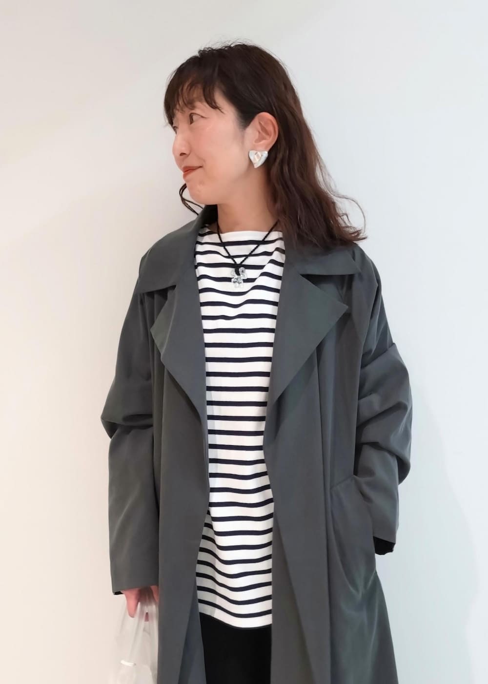 「24SS春の新作、ニットパンツ、SAINT JAMES、セントジェームス、AMOMENTO、アモーメント、ADAM ET ROPÉ、FEMME、サステナブル、骨格ウェーブ、ブルべ、きれいめカジュアル、大人カジュアル、春、春コーデ」｜「ADAM ET ROPE'の【サステナブル】ナロークロスストラップサンダル（サンダル、ブラック系）」を使った、enokiさん（レディース・157cm）の春コーディネートの5枚目の写真
