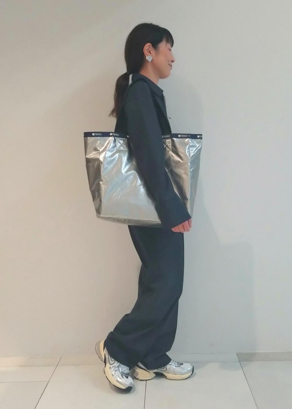 「初春コーデ、初冬コーデ、お仕事コーデ、お出かけコーデ、旅行コーデ、女子会コーデ、大人カジュアル、カジュアルコーデ、メンズライク、別注アイテム、ADAM ET ROPÉ、ウェーブ、ブルべ冬、乾燥、トップス」｜「ADAM ET ROPE'のシアーテレコタックニュアンスロンT（Tシャツ/カットソー、ホワイト系）」を使った、enokiさん（レディース・157cm）の冬コーディネートの4枚目の写真