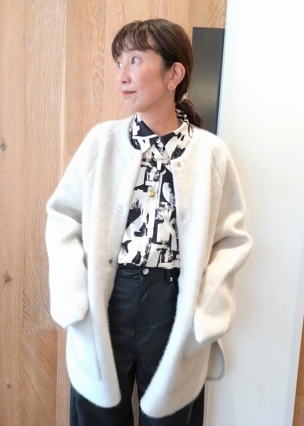 「ガニー、アディダス、秋コーデ、初冬コーデ、お出かけコーデ、旅行コーデ、女子会コーデ、モード、大人カジュアル、パンツスタイル、カジュアルコーデ、シンプルコーデ、ADAM ET ROPÉ、ウェーブ、ブルべ冬」｜「GANNIの【GANNI for ADAM ET ROPE'】Recycled tech Tote（トートバッグ、ベージュ系）」を使った、enokiさん（レディース・157cm）の秋コーディネートの4枚目の写真