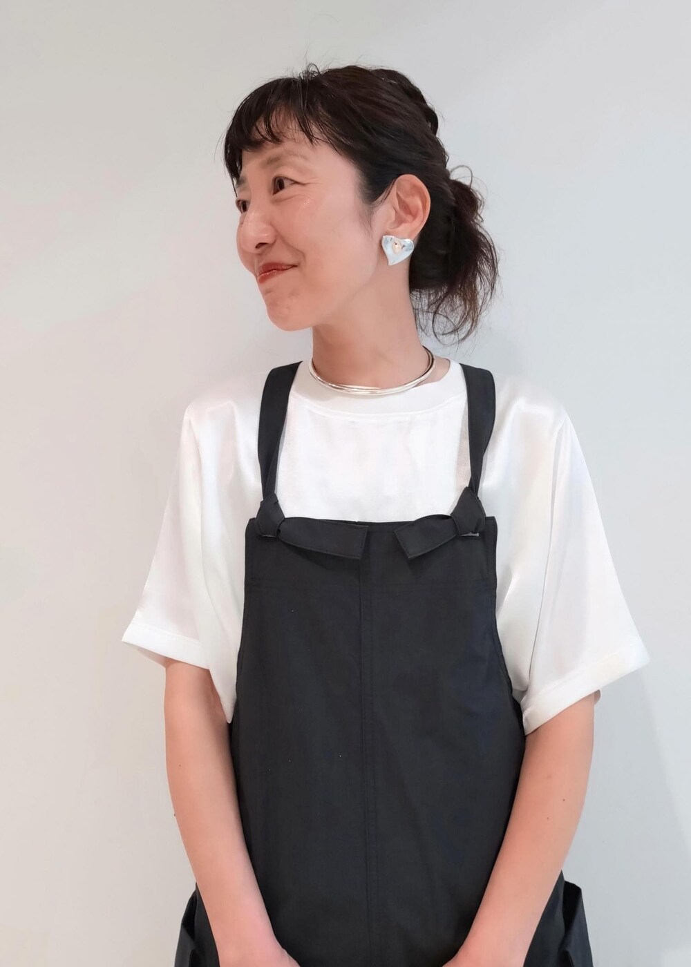 「24SS夏の新作、LeSportsac、レスポートサック、PHEENY、フィーニー、トートバッグ、プルオーバー、Tシャツ、カットソー、半袖、クルーネック、オールインワン、サロペット、オーバーオール、サンダル」｜「ADAM ET ROPE'のナローフラットサンダル（サンダル、グリーン系）」を使った、enokiさん（レディース・157cm）の春コーディネートの5枚目の写真