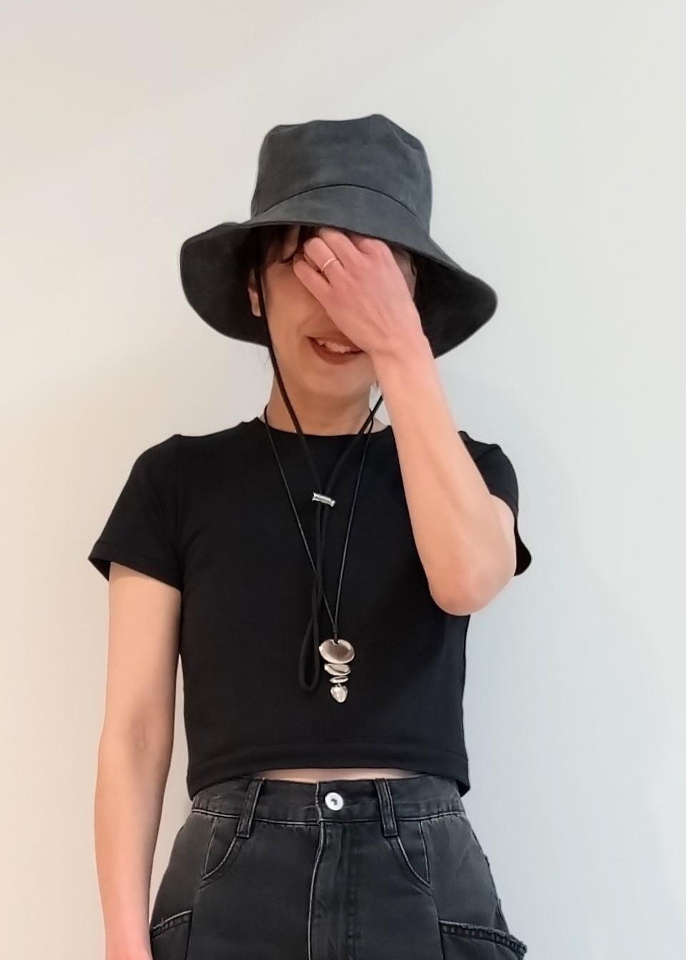 「Hanes for BIOTOP、24SS夏の新作、BEN AMUN、ベンアムン、GANNI、ガニー、ブラック、ハット、Tシャツ、半袖、クルーネック、デニム、ワイド、ハイウエスト、サンダル」｜「GANNIの【GANNI(ガニー)】RECYCLED TECH POUCH（ハンドバッグ、ブラック系）」を使った、enokiさん（レディース・157cm）の春コーディネートの5枚目の写真